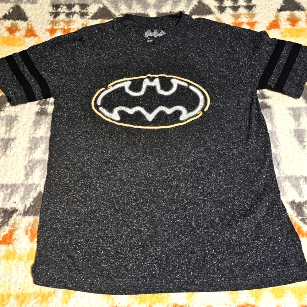 VINTAGE Batman Short Sleeve T-Shirt Neon Logo Striped Sleeves Size L. C8